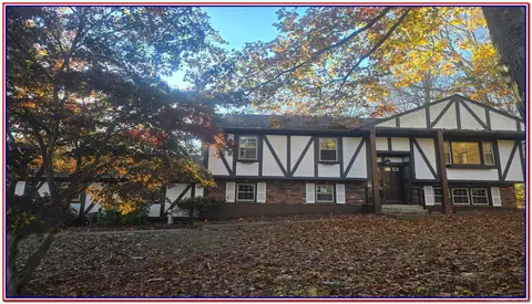 24 Ricky Ln, Montville, CT 06370