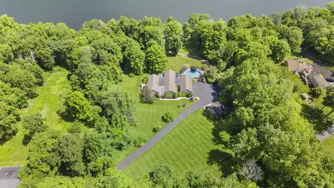 21 Windwood Rd, Brookfield, CT 06804
