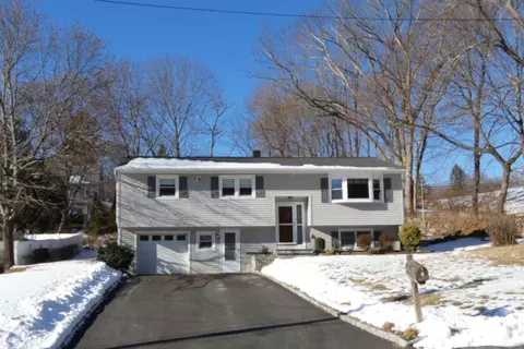 4 Ford Ln, Danbury, CT 06811