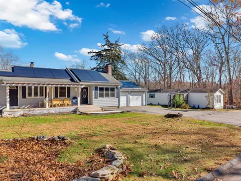 792 Long Cove Rd, Ledyard, CT 06335