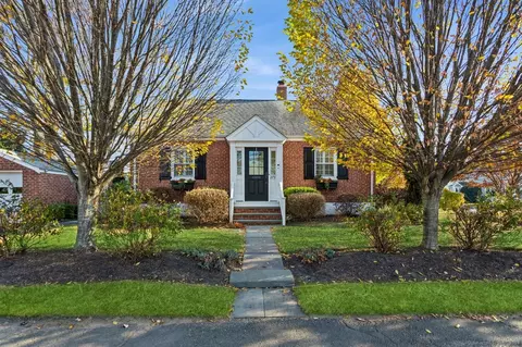 273 Oldfield Rd, Fairfield, CT 06824