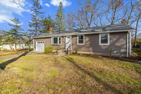 25 Heather Ln, Windsor Locks, CT 06096
