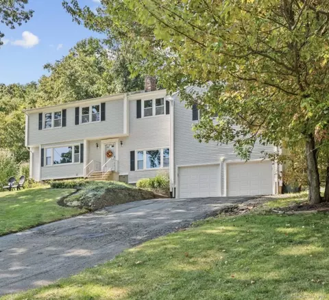 241 Magee Dr, Hamden, CT 06514