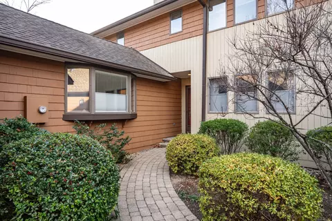 13 Bath Crescent Ln, Bloomfield, CT 06002