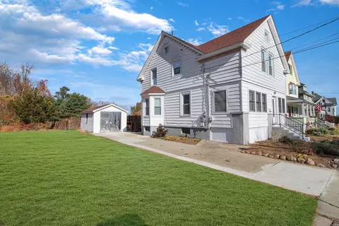 79 School St, New London, CT 06320