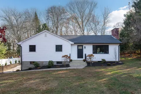 5 Grabner Dr, Waterford, CT 06385
