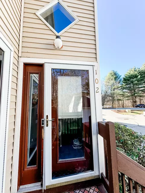 61 Perry St #102, Putnam, CT 06260