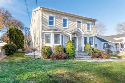 78 Oakwood Dr, Fairfield, CT 06824