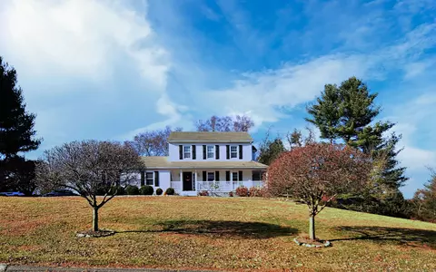 2 Country Farm Ln, New Milford, CT 06776
