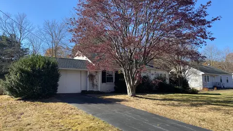 10 Wells Dr, Farmington, CT 06032