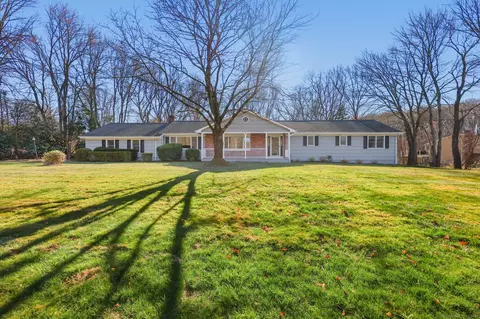 17 Heritage Dr, Trumbull, CT 06611