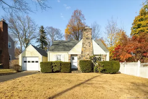 15 Pine Hill Ter, Stamford, CT 06903