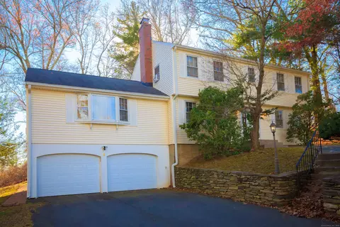 2 Arnold Dr, Bloomfield, CT 06002
