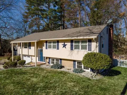 81 Oakwood St, Enfield, CT 06082