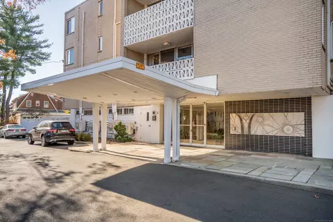 5 Bishop Rd #G100, West Hartford, CT 06119