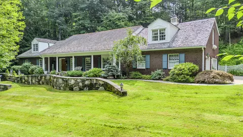 208 Reverknolls, Avon, CT 06001