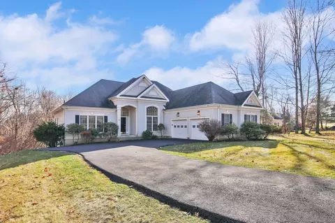 14 Worthington Dr, Bloomfield, CT 06002