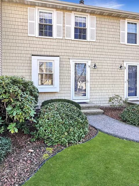 37 Hubbard Run Dr #37, Glastonbury, CT 06033