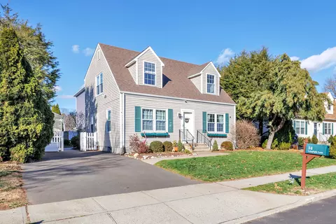 34 Lamplight Ln, Milford, CT 06460