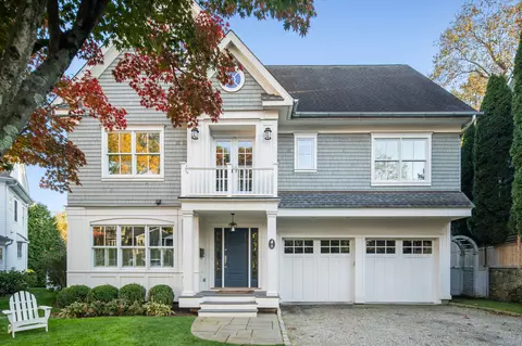 8 Oakleigh Ct, Norwalk, CT 06853
