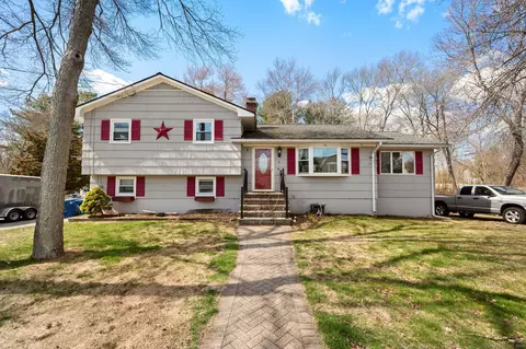 3 Willow St, Waterford, CT 06385