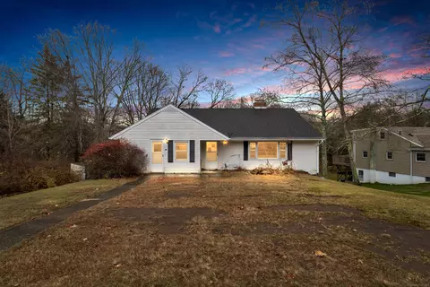 26 Hillside Dr, Groton, CT 06355