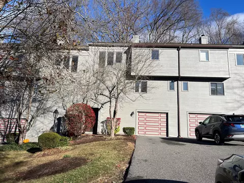 31 Ledgewood Dr #31, Brookfield, CT 06804