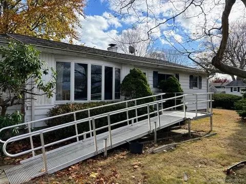 2 Briarwood Dr, Old Saybrook, CT 06475