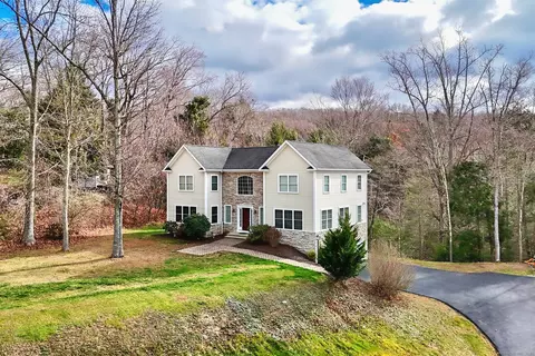 8 Belinsky Cir, Oxford, CT 06478
