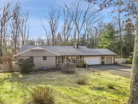 95 Country Club Rd, Avon, CT 06001