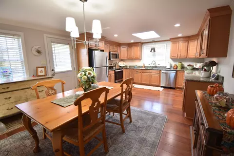 40 Crestwood Dr, Bristol, CT 06010