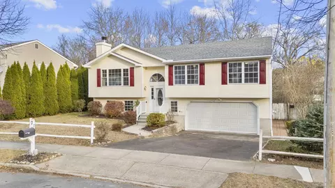 7 Down Draft Cir, West Haven, CT 06516