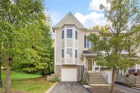2201 Larson Dr #2201, Danbury, CT 06810