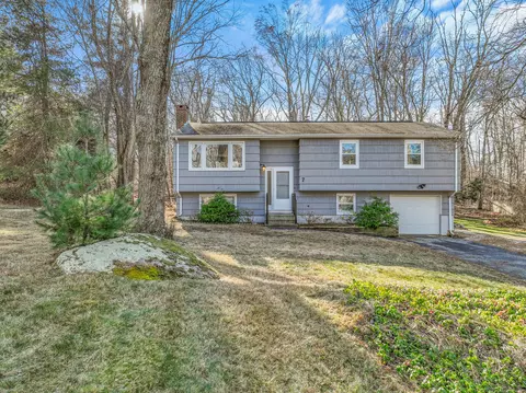 7 Kennedy Dr, Ledyard, CT 06335