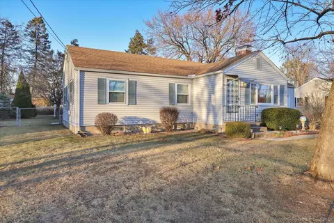 30 Harvest Ln, Windsor Locks, CT 06096