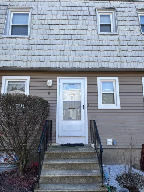 57 Meetinghouse Vlg #5, Meriden, CT 06450