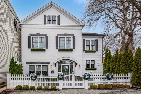 6 N Main St, Essex, CT 06426