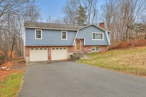 91 Richardson Dr, Middlebury, CT 06762