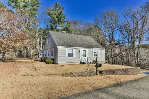 38 Hurlbut St, Putnam, CT 06260