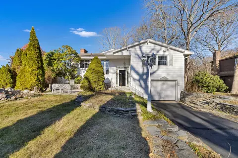 4 Fulmore Dr, Waterford, CT 06385