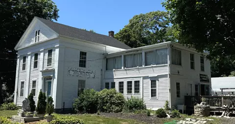 129 W Main St, Clinton, CT 06413 photo 1