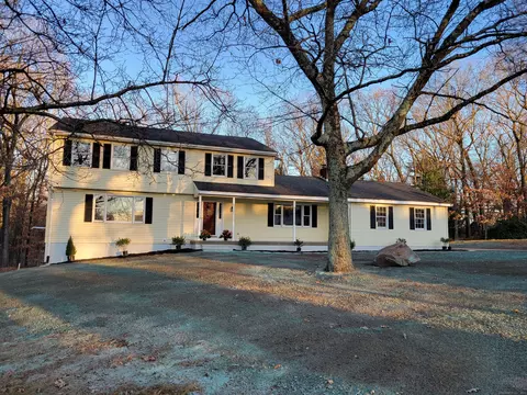 44 Westwood Dr, Vernon, CT 06066