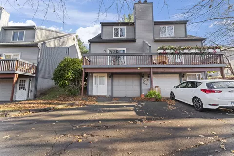 17 Woodland Rdg, Meriden, CT 06450