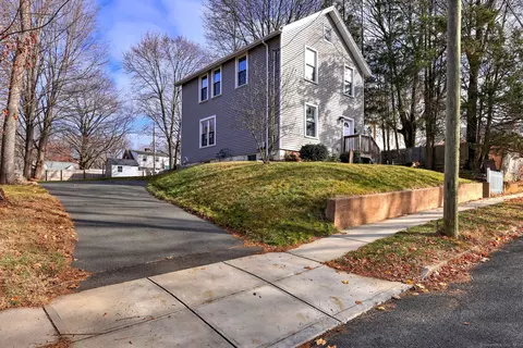 10 Fairview St, Portland, CT 06480