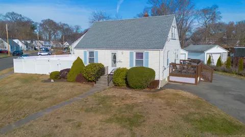 195 Meadowside Rd, Milford, CT 06460