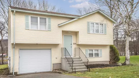 224 Cartpath Dr, Meriden, CT 06450