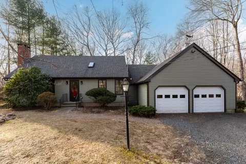 154 Briarwood Dr, Guilford, CT 06437