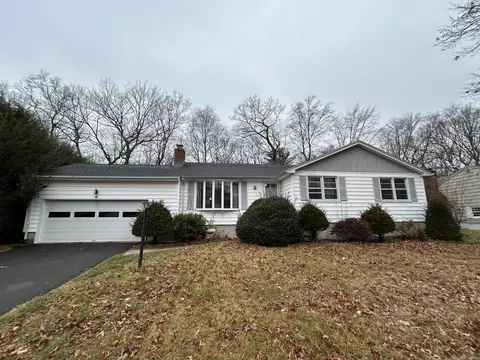 137 Braeside Dr, Hamden, CT 06514