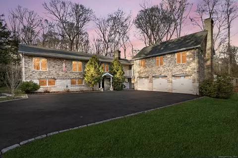 34 Wake Robin Ln, Stamford, CT 06903