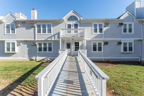 82 Longview St #24, Waterford, CT 06385